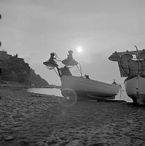 vermutlich 1967. Frankreich. Südfrankreich. Fischerboote mit Laternen am Strand