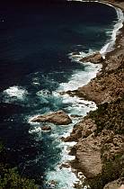 1958. Frankreich. Korsika. Blick von oben auf Berg. Küste. Meer