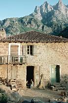 1958. Frankreich. Korsika. Haus im Abend.