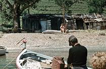 1958. Frankreich. Korsika. Hütten am Strand. Boote