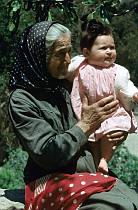 1958. Frankreich. Korsika. Oma mit Enkel. Großmutter mit Kind