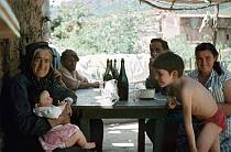 1958. Frankreich. Korsika. Familie am Tisch. Weinflaschen