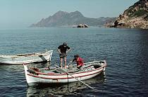 1958. Frankreich. Korsika. Fischer in ihrem Fischerboot. Meer