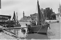vermutlich 1950'er Jahre.  Frankreich. Le Grau du Roi. Südfrankreich. Stadt an der Mittelmeerküste. Boote im Kanal.<br>Languedoc-Rousillon. Fischerboote