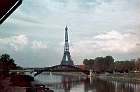 1941. Frankreich. Paris. Tour Eiffel. Der Eiffelturm wurde zur Weltausstellung 1889 und 100 Jahr-Feier der Französischen Revolution erbaut und nach seinem  Architekten, Alexandre Auguste Eiffel, benannt. Fluss Seine