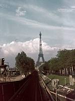 1941. Frankreich. Paris. Tour Eiffel. Der Eiffelturm wurde zur Weltausstellung 1889 und 100 Jahr-Feier der Französischen Revolution erbaut und nach seinem  Architekten, Alexandre Auguste Eiffel, benannt. Eisenbahn