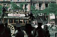 1941. Frankreich. Paris zur Zeit der Besetzung durch die Wehrmacht. 2. Weltkrieg II. Doppelstöckige Kutsche zur Stadtrundfahrt. Im Vordergrund stehen Deutsche Soldaten.