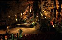 November 1998 , Gibraltar ist ein mächtiger Kalksteinfelsen, der ganz im Süden der Iberischen Halbinsel in die Meerenge zwischen Europa und Afrika hineinragt. Tropfsteinhöhle St.Michael´s CavesTropfsteinhöhle.<br><br>Geschichte:<br>1704 wurde Gibraltar von den Briten im Spanischen Erbfolgekrieg erobert, 1713 wurde das Gebiet im Vertrag von Utrecht formell den Briten zugesprochen und ist seit 1730 britische Kronkolonie. In ihr leben 28.800 Einwohner. Seit langem gibt es Spannungen zwischen Großbritannien und Spanien, weil Spanien die Hoheit über Gibraltar wiedererlangen möchte. Die Grenze nach Spanien war während der Diktatur Francos (die von 1939 bis 1975 dauerte) von 1969 bis 1985 geschlossen. Spanien darf bis heute von Gibraltar aus nicht angeflogen werden.