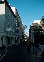November 1998 , Gibraltar ist ein mächtiger Kalksteinfelsen, der ganz im Süden der Iberischen Halbinsel in die Meerenge zwischen Europa und Afrika hineinragt. Geschichte:<br>1704 wurde Gibraltar von den Briten im Spanischen Erbfolgekrieg erobert, 1713 wurde das Gebiet im Vertrag von Utrecht formell den Briten zugesprochen und ist seit 1730 britische Kronkolonie. In ihr leben 28.800 Einwohner. Seit langem gibt es Spannungen zwischen Großbritannien und Spanien, weil Spanien die Hoheit über Gibraltar wiedererlangen möchte. Die Grenze nach Spanien war während der Diktatur Francos (die von 1939 bis 1975 dauerte) von 1969 bis 1985 geschlossen. Spanien darf bis heute von Gibraltar aus nicht angeflogen werden.
