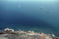 November 1998 , Gibraltar ist ein mächtiger Kalksteinfelsen, der ganz im Süden der Iberischen Halbinsel in die Meerenge zwischen Europa und Afrika hineinragt. Geschichte:<br>1704 wurde Gibraltar von den Briten im Spanischen Erbfolgekrieg erobert, 1713 wurde das Gebiet im Vertrag von Utrecht formell den Briten zugesprochen und ist seit 1730 britische Kronkolonie. In ihr leben 28.800 Einwohner. Seit langem gibt es Spannungen zwischen Großbritannien und Spanien, weil Spanien die Hoheit über Gibraltar wiedererlangen möchte. Die Grenze nach Spanien war während der Diktatur Francos (die von 1939 bis 1975 dauerte) von 1969 bis 1985 geschlossen. Spanien darf bis heute von Gibraltar aus nicht angeflogen werden.