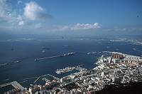 November 1998 , Gibraltar ist ein mächtiger Kalksteinfelsen, der ganz im Süden der Iberischen Halbinsel in die Meerenge zwischen Europa und Afrika hineinragt. Blick auf die Bucht von Algeciras.<br><br>Geschichte:<br>1704 wurde Gibraltar von den Briten im Spanischen Erbfolgekrieg erobert, 1713 wurde das Gebiet im Vertrag von Utrecht formell den Briten zugesprochen und ist seit 1730 britische Kronkolonie. In ihr leben 28.800 Einwohner. Seit langem gibt es Spannungen zwischen Großbritannien und Spanien, weil Spanien die Hoheit über Gibraltar beansprucht. Die Grenze nach Spanien war während der Diktatur Francos (die von 1939 bis 1975 dauerte) von 1969 bis 1985 geschlossen. Spanien darf bis heute von Gibraltar aus nicht angeflogen werden.