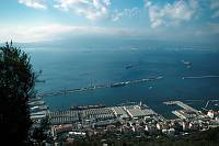 November 1998 , Gibraltar ist ein mächtiger Kalksteinfelsen, der ganz im Süden der Iberischen Halbinsel in die Meerenge zwischen Europa und Afrika hineinragt. Blick auf die Bucht von Algeciras.<br><br>Geschichte:<br>1704 wurde Gibraltar von den Briten im Spanischen Erbfolgekrieg erobert, 1713 wurde das Gebiet im Vertrag von Utrecht formell den Briten zugesprochen und ist seit 1730 britische Kronkolonie. In ihr leben 28.800 Einwohner. Seit langem gibt es Spannungen zwischen Großbritannien und Spanien, weil Spanien die Hoheit über Gibraltar beansprucht. Die Grenze nach Spanien war während der Diktatur Francos (die von 1939 bis 1975 dauerte) von 1969 bis 1985 geschlossen. Spanien darf bis heute von Gibraltar aus nicht angeflogen werden.