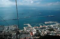 November 1998 , Gibraltar ist ein mächtiger Kalksteinfelsen, der ganz im Süden der Iberischen Halbinsel in die Meerenge zwischen Europa und Afrika hineinragt.  Eine Seilbahn führt zur Bergspitze hinauf. <br><br>Geschichte:<br>1704 wurde Gibraltar von den Briten im Spanischen Erbfolgekrieg erobert, 1713 wurde das Gebiet im Vertrag von Utrecht formell den Briten zugesprochen und ist seit 1730 britische Kronkolonie.