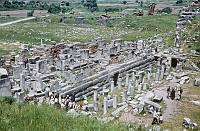 1963. Griechenland. Agora. Stadt Kos. Theater, Ausschnitt, Bühnenbauten unter dem helenistitisches Brunnenhaus, rechts Theatergymnasium