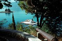 1963. Insel Korfu. Aussichtspunkt von der Halbinsel Analipsis. 1Eiland. Pontikonisos. (das zu Stein gewordene Phaiakenschiff. (phäakenschiff ). im Vordergrund Kanonerohr. Griechenland.
