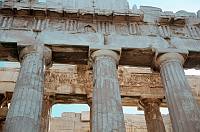 1963. Griechenland. Athen. Akropolis. Durchblick auf den Fries des Parthenon.