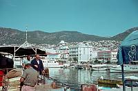 1968. Griechenland. Thasos. Blick über das Boot nach Thasos auf die westliche Hälfte von Kavalla ähnlich von vorher, links vor dem blauen Schirm unser Hotel