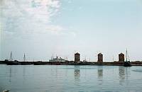 1968. Griechenland. Rhodos. Windmühlen im Hafen von Rhodos dahinter unser Schiff ATHINAI