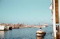 1968. Griechenland. Piräus. Einfahrt in den Hafen von Piräus, Schlepper. Schiff