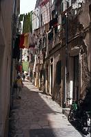 1982. Griechenland. Greece. Korfu. Gasse mit Wäsche zum trocknen. Wäscheleine.