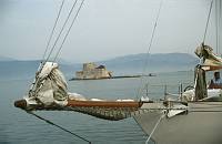 Juni 1991. Griechenland. Mittelmeer. Boote. Segelschiffe. Bugsprit