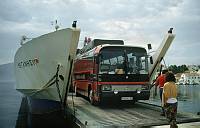 Juni 1991. Griechenland. Ein Bus fährt von einer Fähre. Meer. Küste