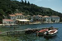 Juni 1991. Griechenland. Steg am Meer. Boote. Ortschaft an der Küste.
