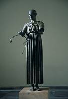 Juni 1991. Griechenland. Bronzeskulptur eines Wagenlenkers.