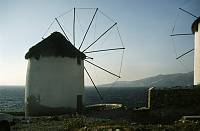 Juni 1991. Griechenland. Windmühlen am Meer
