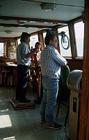 Juni 1991. Griechenland. Auf der Brücke eines Schiffes. Schiffahrt. Seefahrt. Käpitän, Rudergänger
