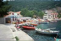 1991. Griechenland. Meer. Fischerdorf. Taverne. Restaurant. Boote. Hafen