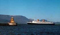 1967. Island. Kreuzfahrtschiff auf Reede. Meer. vor Anker. Schiffahrt