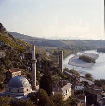 1960er. Ehemaliges Jugoslawien. Bosnien und Herzegowina. Pocitelj. Pocitelj. Fluss Nerveta. Moschee. Minarett