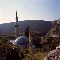 1960er. Ehemaliges Jugoslawien. Bosnien und Herzegowina. Pocitelj. Pocitelj. Fluss Nerveta. Moschee. Minarett