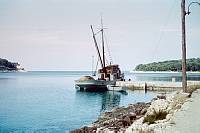 1959. Kroatien ( Jugoslawien)  Insel Lošinj. Losinj  (deutsch veraltet: Lötzing. italienisch: Lussino)  Kroatische Insel in der Adria. Fischerboot an der Pier. Croatia (Yugoslavia ) Cres  is an Adriatic island