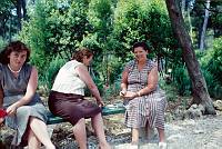 1959. Kroatien ( Jugoslawien)  Insel Lošinj. Losinj  (deutsch veraltet: Lötzing. italienisch: Lussino)  Kroatische Insel in der Adria. Drei Frauen auf einer Bank beim Kartenspielen. Croatia (Yugoslavia )