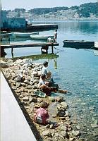 1959. Kroatien ( Jugoslawien)  Insel Lošinj. Losinj  (deutsch veraltet: Lötzing. italienisch: Lussino)  Kroatische Insel in der Adria. Kinder und Boote im Hafen.