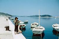 1959. Kroatien ( Jugoslawien)  Insel Lošinj. Losinj  (deutsch veraltet: Lötzing. italienisch: Lussino)  Kroatische Insel in der Adria. Kinder und Boote im Hafen.