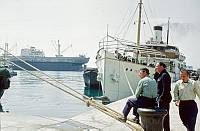 1959. Kroatien ( Jugoslawien)  Insel Lošinj. Losinj  (deutsch veraltet: Lötzing. italienisch: Lussino)  Kroatische Insel in der Adria. Menschen im Hafen. Pier. Meer. Schiffe. Boote. Croatia (Yugoslavia )