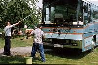 Mai 1983. Kroatien.  Reinigung Reisebus. Fenster putzen