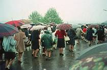 1970er. Luxembourg. Luxemburg. Menschen mit Regenschirmen