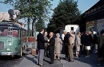 um 1960. Reisegruppe in Deutschland vor oder nach einer Norwegenreise. Reisebus