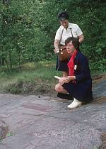 um 1960. Skandinavien.  Norwegen - Scandinavia. Norway -  Felsmalereien. Eine Touristin nimmt die Erklärung der Führerin auf.
