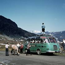 um 1960. Skandinavien.  Norwegen - Scandinavia. Norway - Urlauber an einem Reisebus