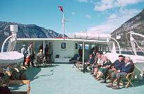 um 1960. Skandinavien.  Norwegen - Scandinavia. Norway -  Schiffahrt durch die norwegischen Fjorde. PAssagiere auf dem Sonnendeck
