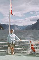 um 1960. Skandinavien.  Norwegen - Scandinavia. Norway -  Schiffahrt durch die norwegischen Fjorde. Eine Dame am Heck.