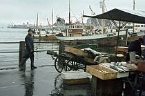 1967. Skandinavien. Norwegen. Bergen. Fischhändler am Hafen. Schiffe