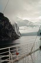 1967. Skandinavien. Norwegen. Geiranger. Kreuzfahrtschiff in einem Fjord. Meer