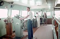 1967. Skandinavien. Norwegen. Sagfjord. Auf einem Kreuzfahrtschiff. Steuermann auf der Brücke