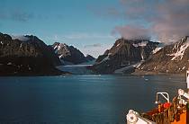 1967. Skandinavien. Norwegen - Scandinavia. Norway. Spitzbergen. Tempelfjord. Fjord. Kreuzfahrtschiff